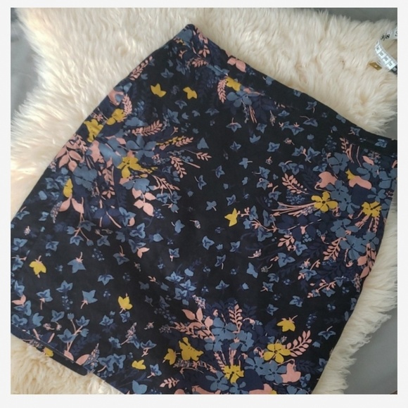LOFT Dresses & Skirts - Loft floral pencil formal business skirt